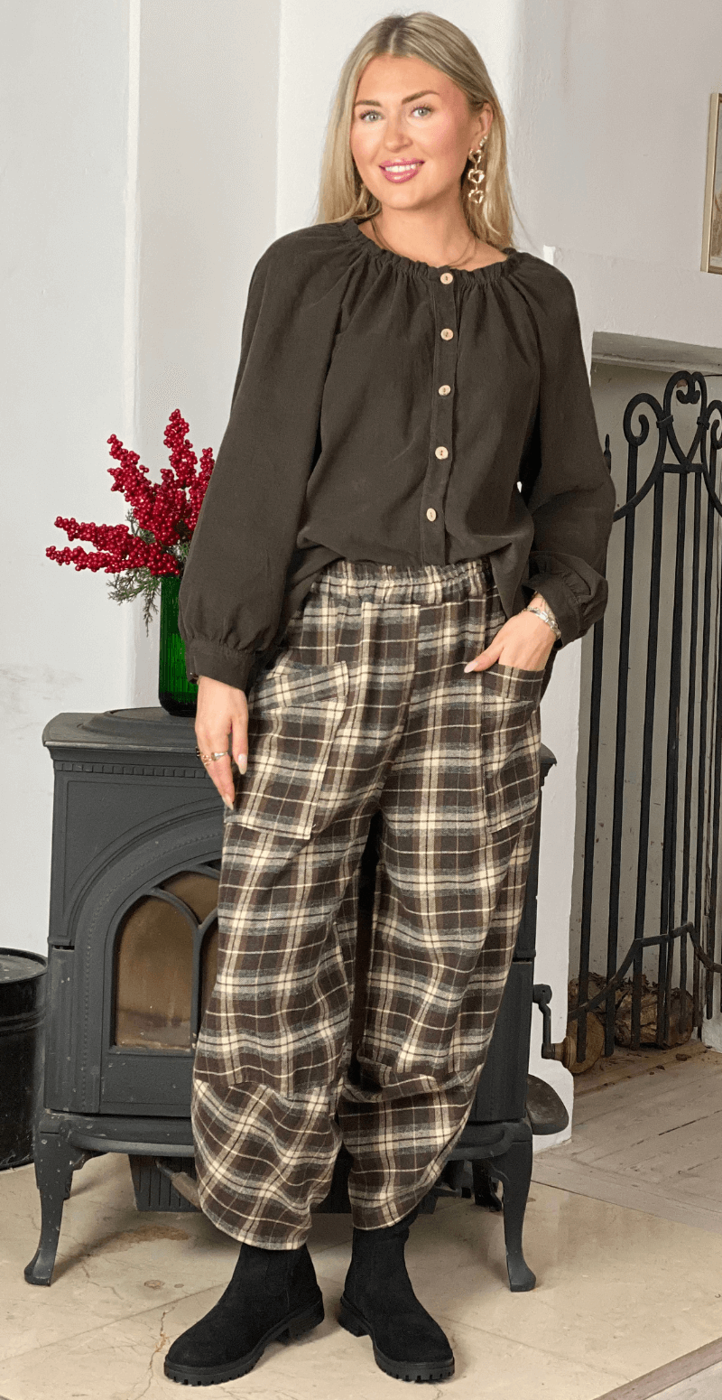 Rosina fløjlsbluse bluse med flæsedetalje brun LikeLondon