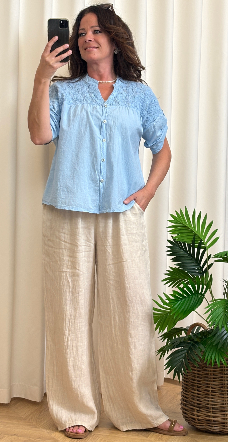 Opal bluse med broderi og knapper lysblå LikeLondon