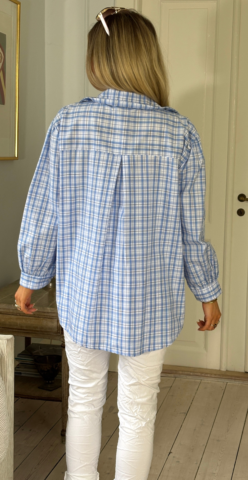 Sadie skjortebluse med tern og rynke detalje foran celeste LikeLondon