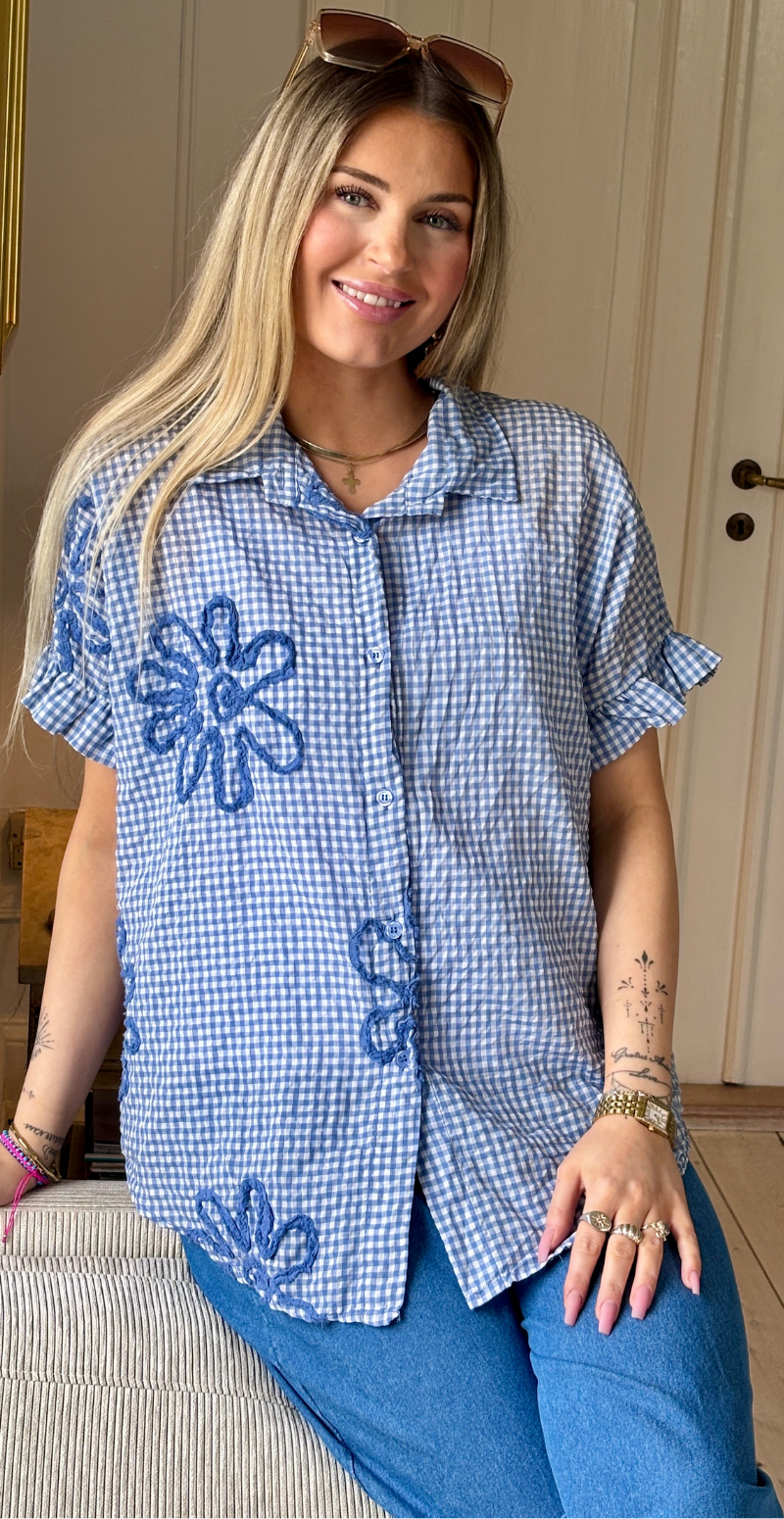 Isla skjorte med tern og kort flæseærme denimblå LikeLondon