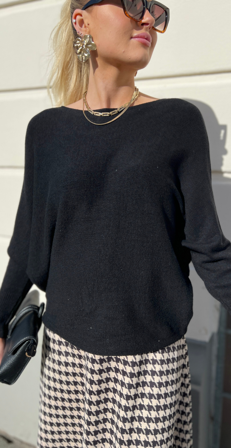 Catarine bluse med perlemorsknapper sort LikeLondon