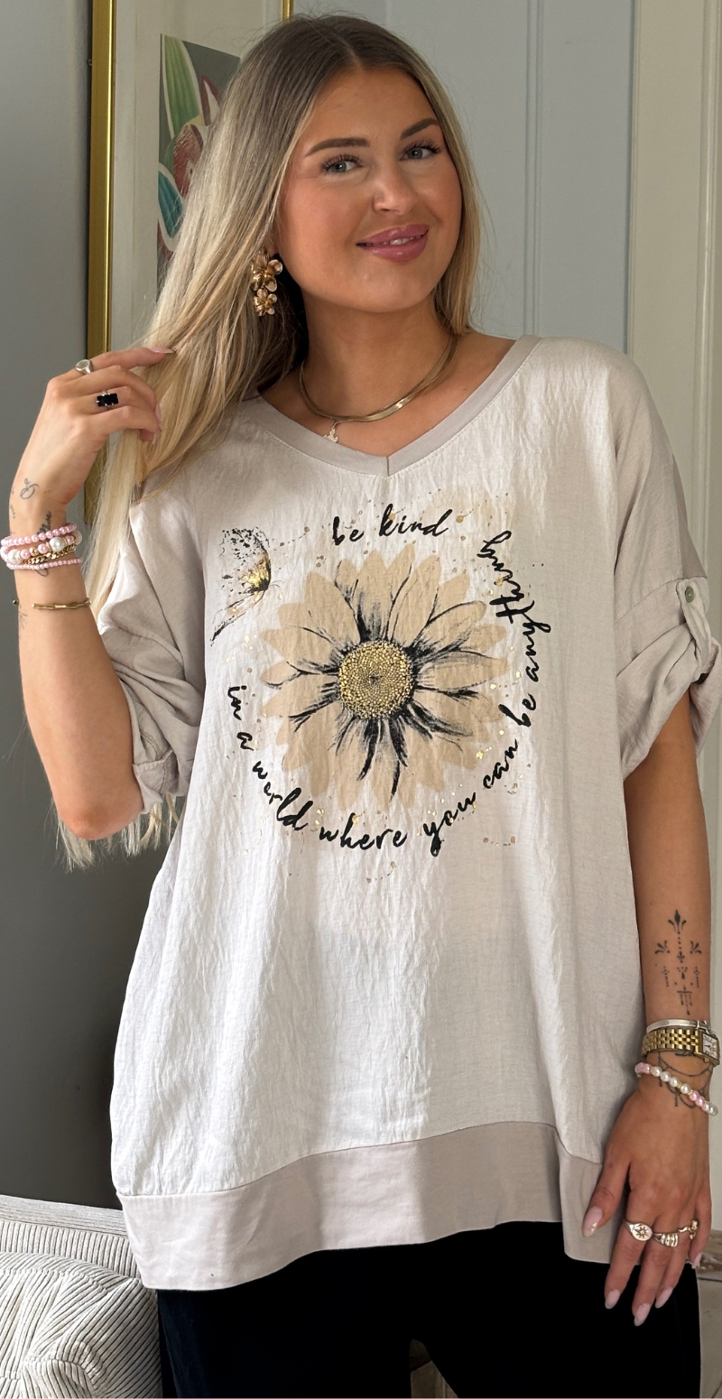Isola bluse med korte ærmer og marguerit blomst beige LikeLondon