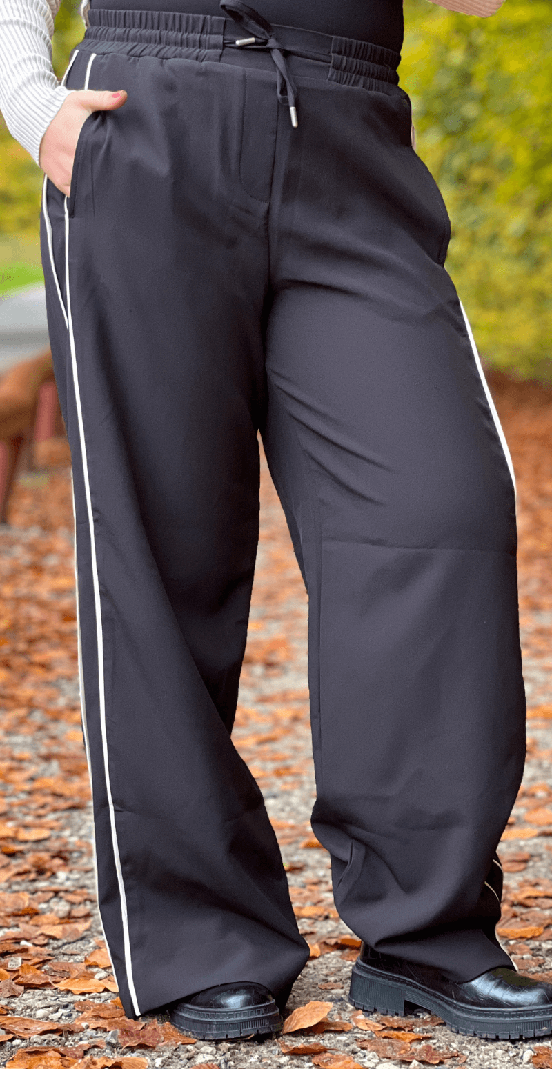 Ilva bukser med stribe sort LikeLondon