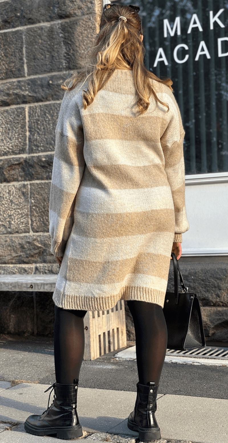 Keola strikkjole i uld med brede striber beige LikeLondon
