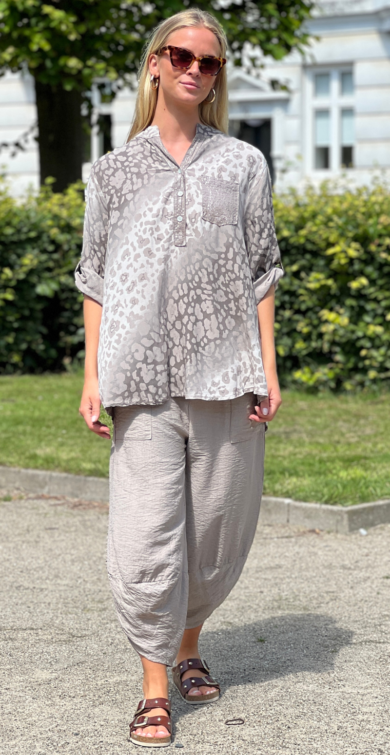 Karla bluse med leopardprint og pailletdetaljer fango LikeLondon