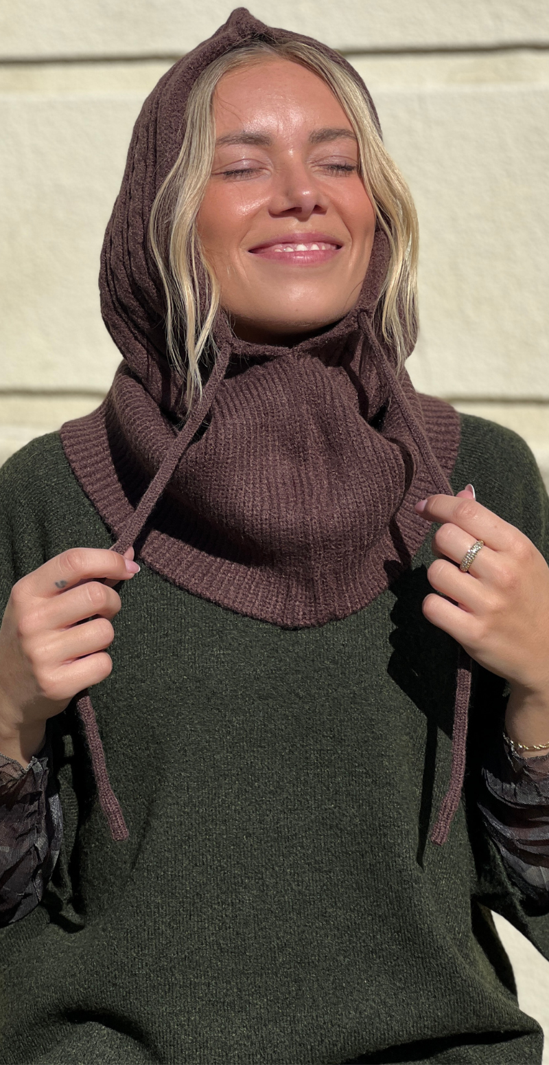 Balaclava med kabelmønster og snøre deep coffee LikeLondon