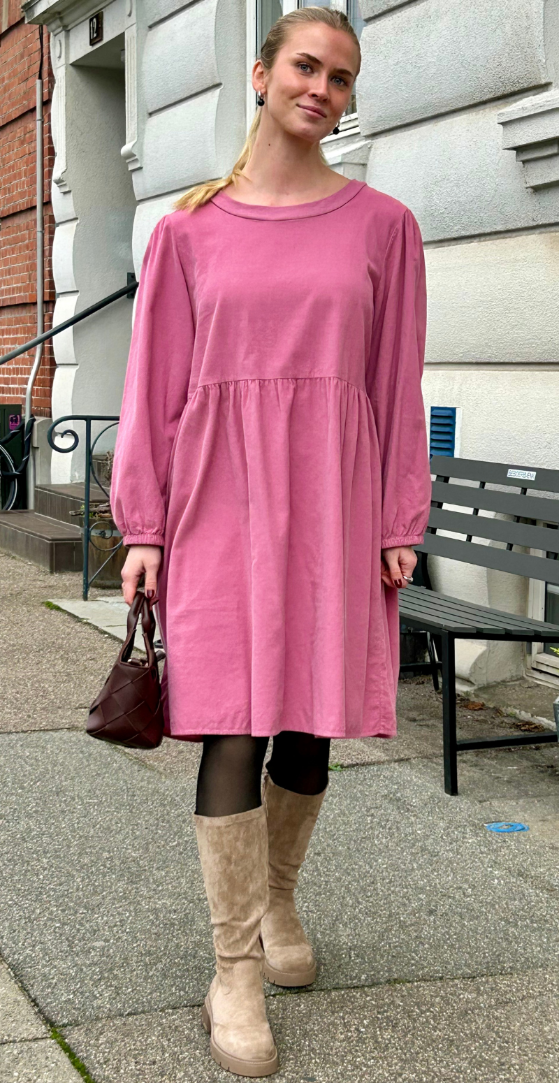 Ava fløjlskjole med ballonærmer chipolla LikeLondon