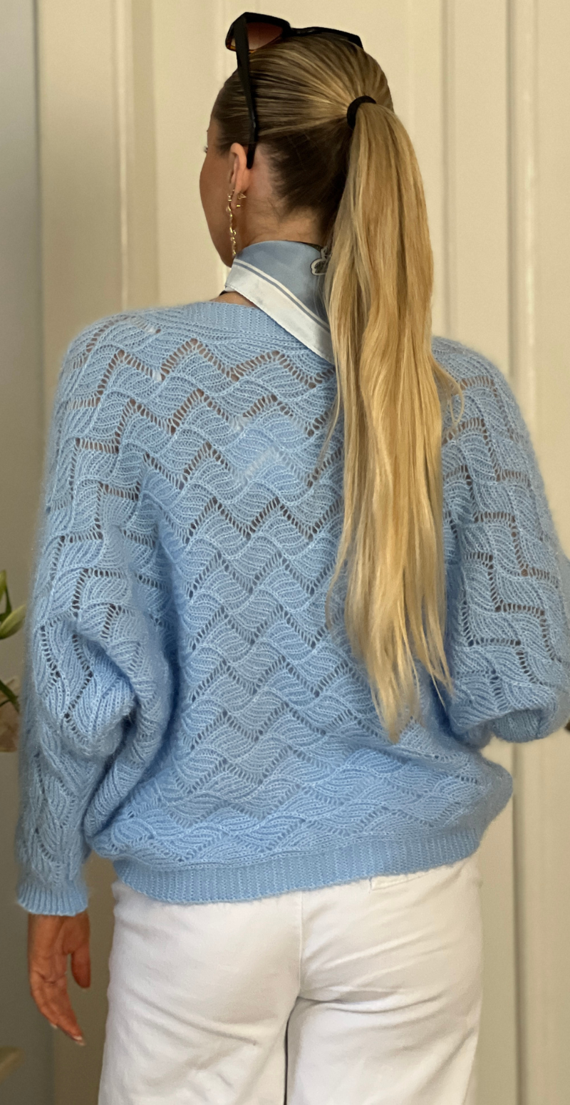 Elle strikbluse med bølget hulmønster og lange ærmer lysblå LikeLondon