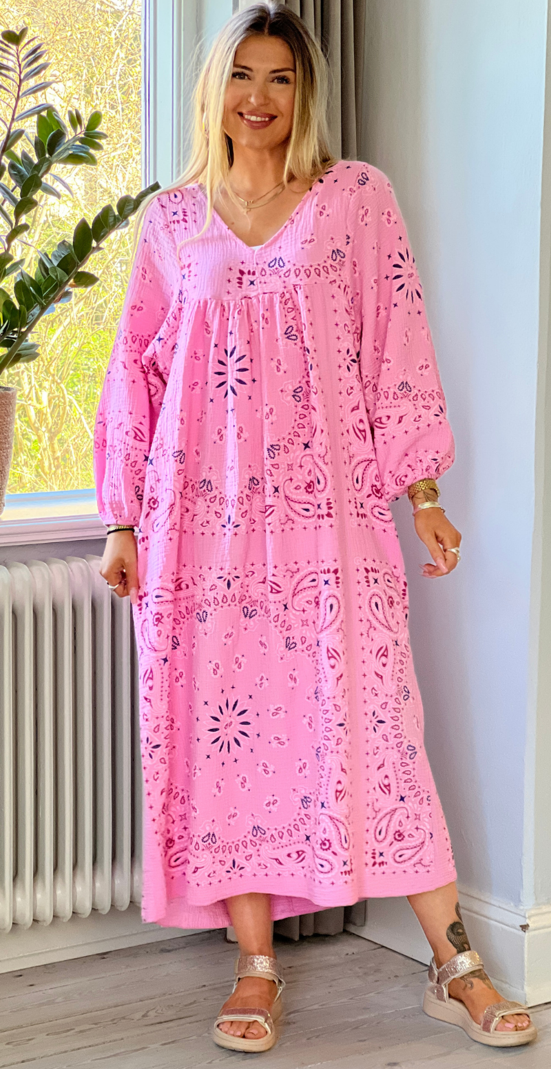 Forudbestil uge 18 Gretha paisley mønstret kjole i musselin pink LikeLondon