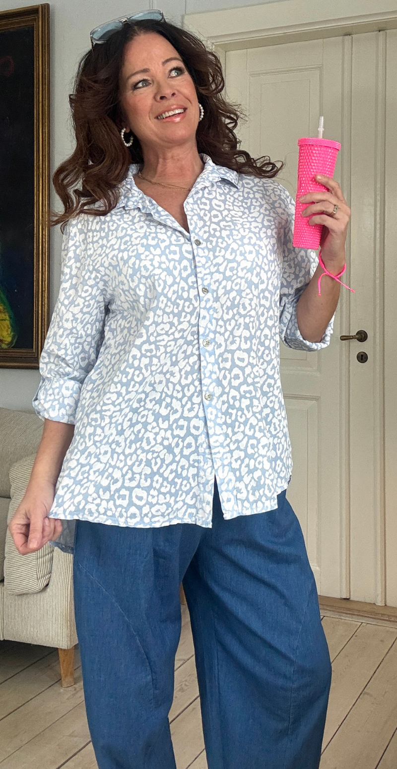 Piper skjorte med perlemorsknapper og leoprint skyblue LikeLondon