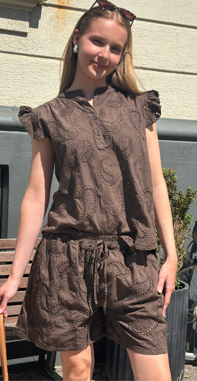 Isobel bluse med broderi anglaise og flæseærmer brun LikeLondon