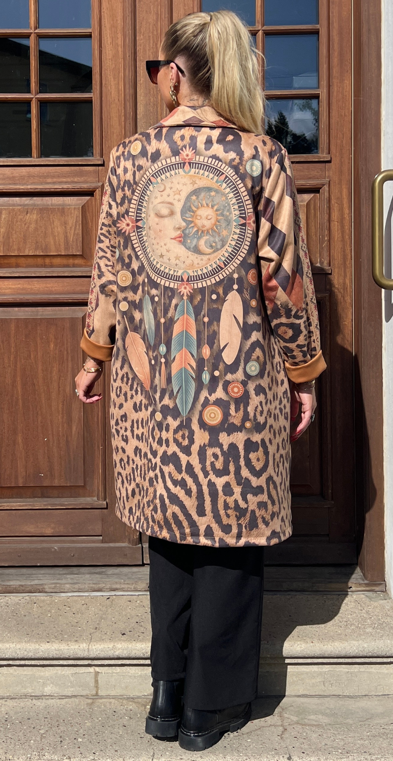 Katie jakke med leopard og harlekin mønster camel LikeLondon