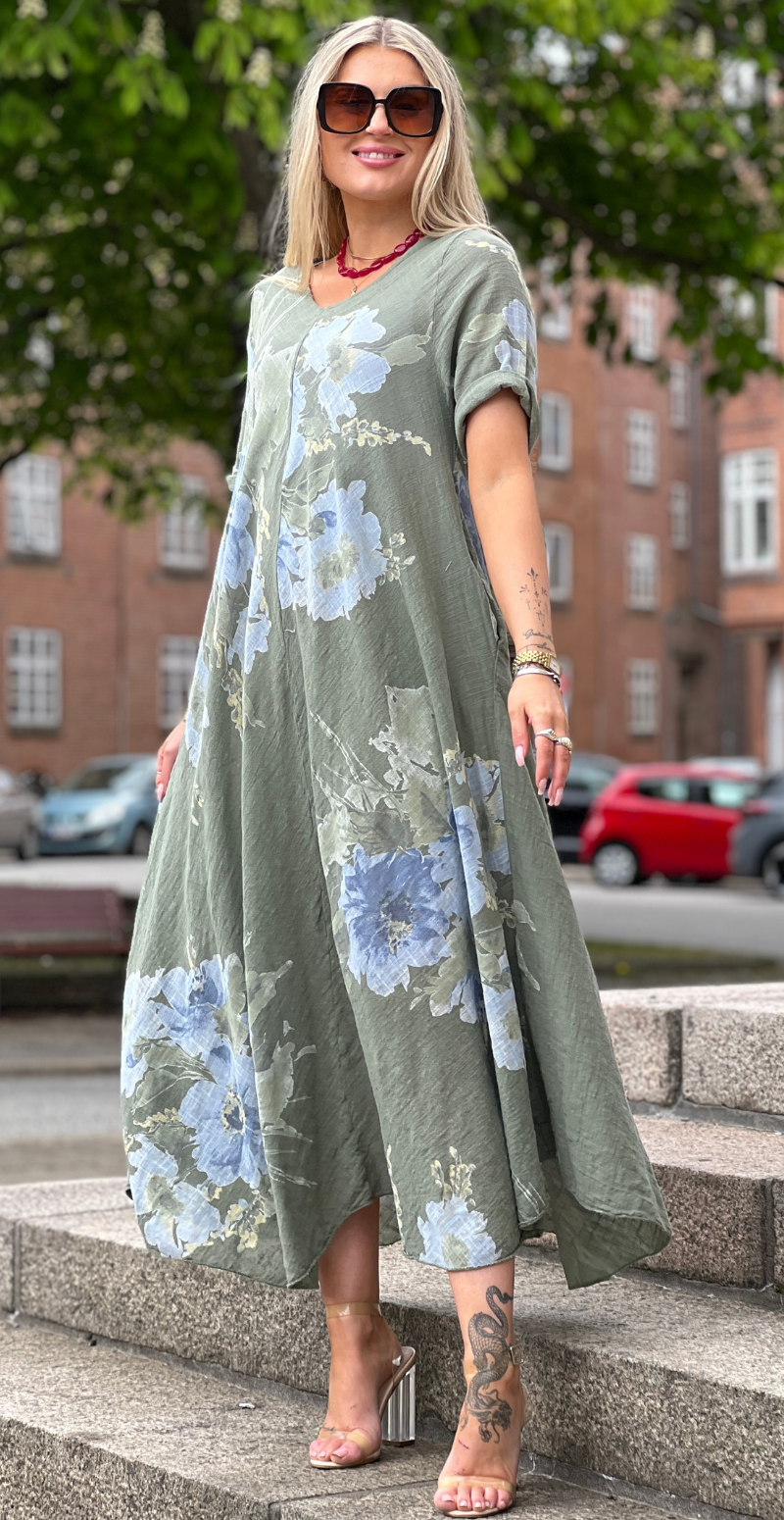 Meri lang kjole med blomsterprint og lommer militare LikeLondon