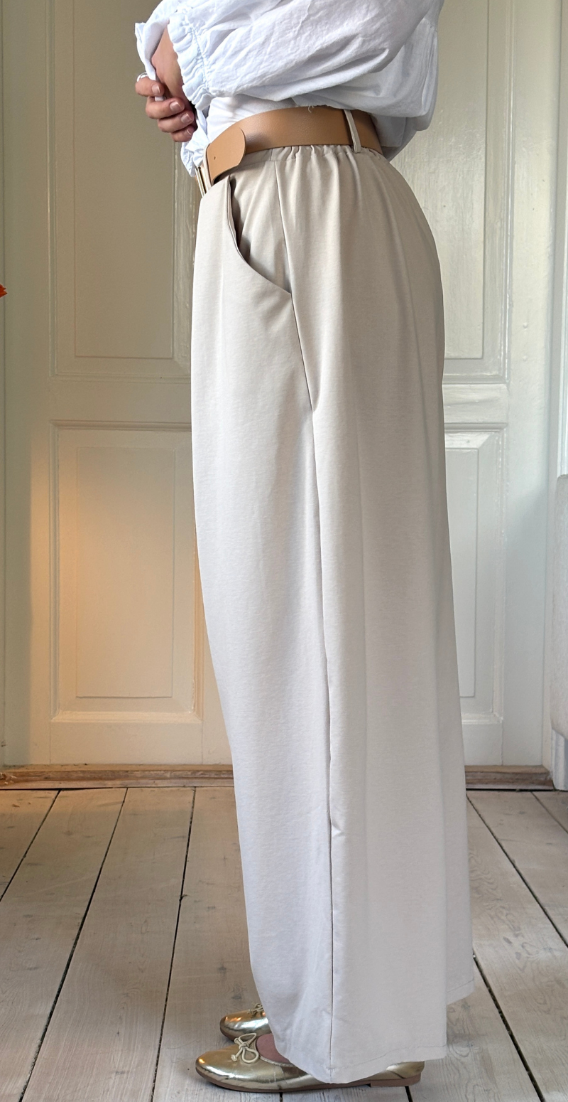 Forudbestil uge 11 Holly bukser i barrel-fit med læg foran beige LikeLondon