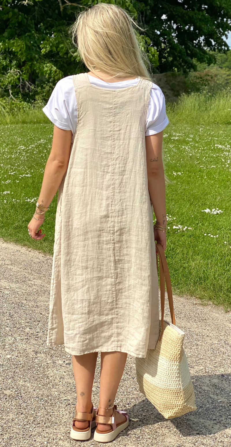 Hilda spencer kjole i hør med træknapper og lommer beige LikeLondon