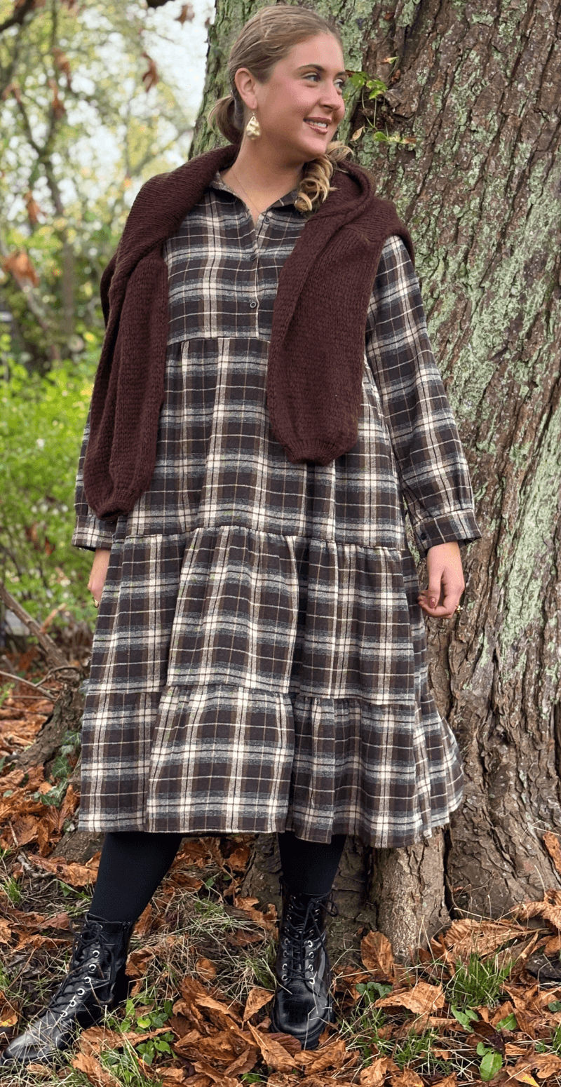 Naya ternet kjole med peplum effekt brun LikeLondon