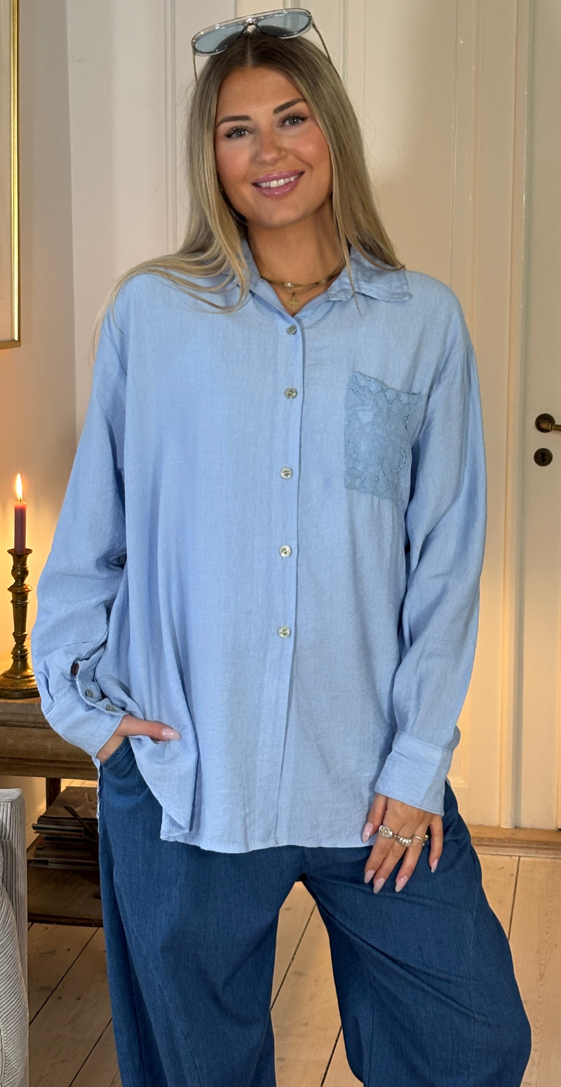 Simma skjorte med blondeærmer og lomme sky LikeLondon