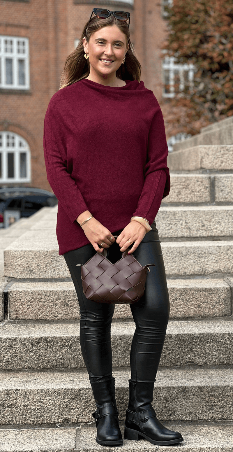 Mimi bluse med asymmetrisk snit i bunden bordeaux LikeLondon