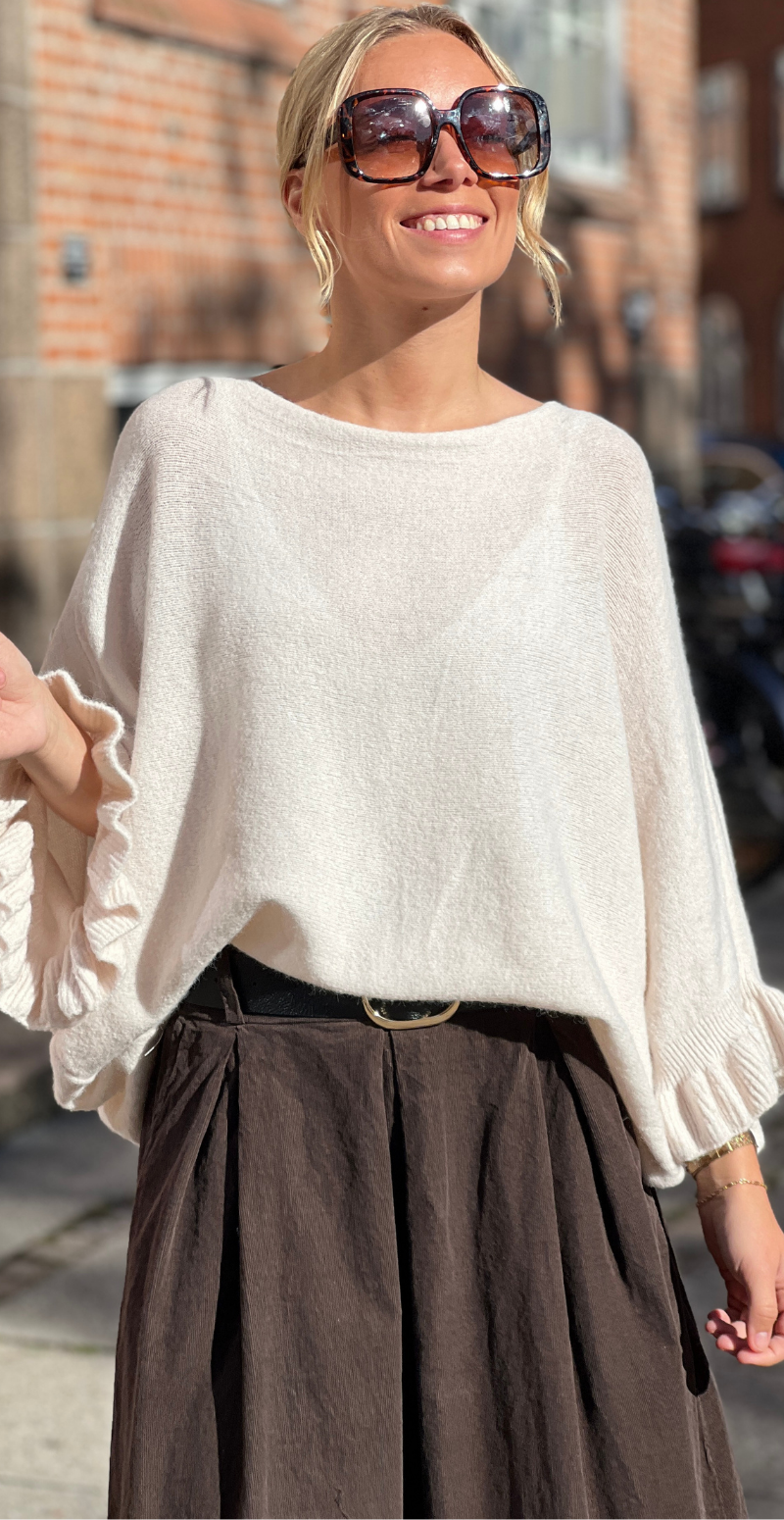 Louise strikbluse i baby alpaca med flæsedetaljer og 3/4 ærmer beige LikeLondon