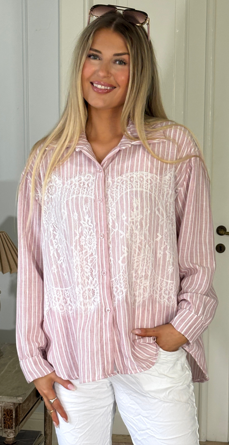 Orbit hørskjorte med striber og blondestykke foran rosa LikeLondon