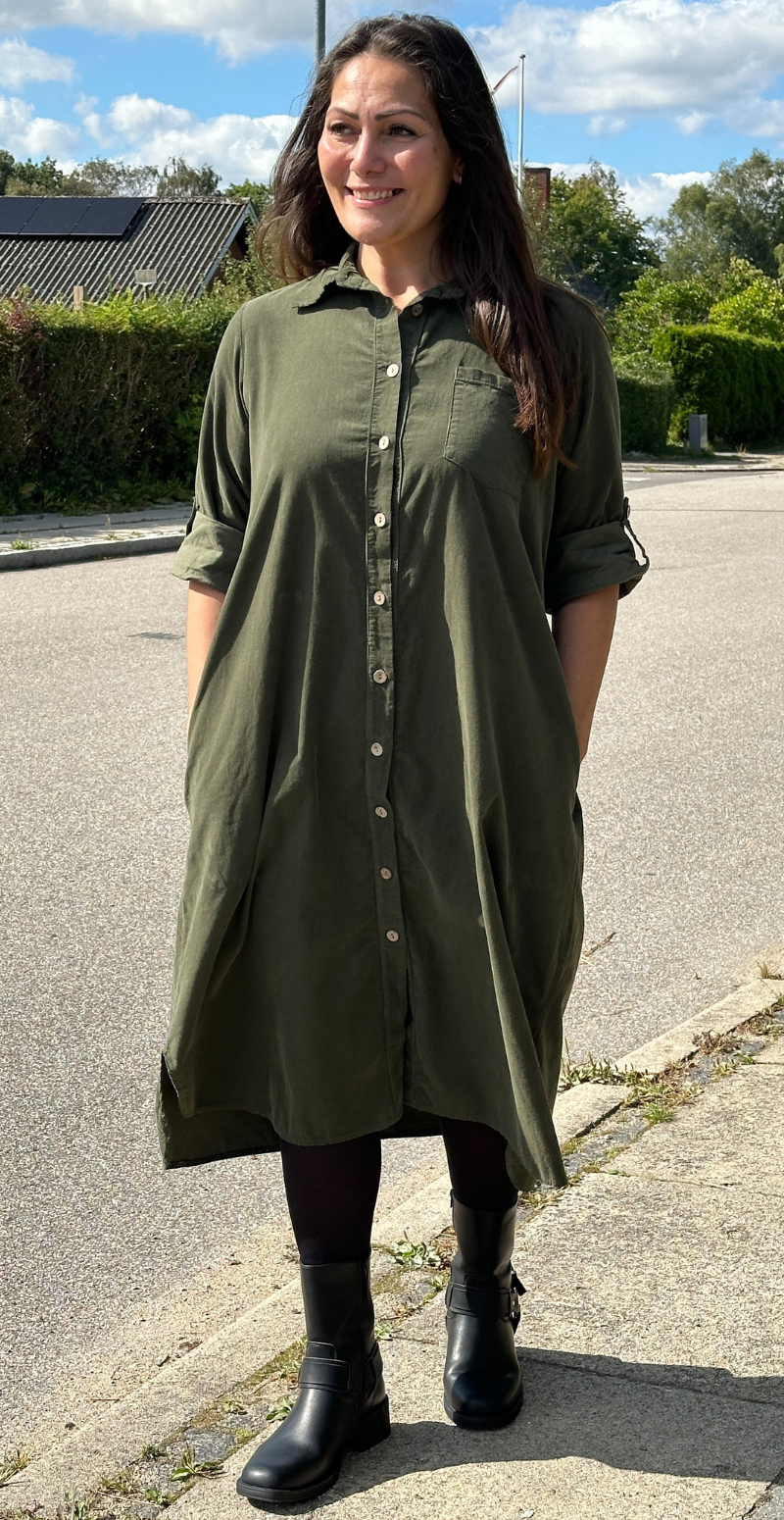Cenia lang fløjlskjole med knapper og lomme foran militare LikeLondon By Christina
