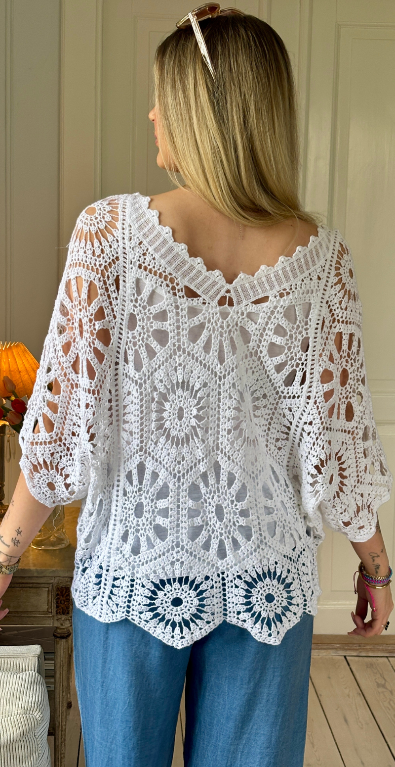 Cajsa hæklet bluse med v-hals og indertop hvid LikeLondon