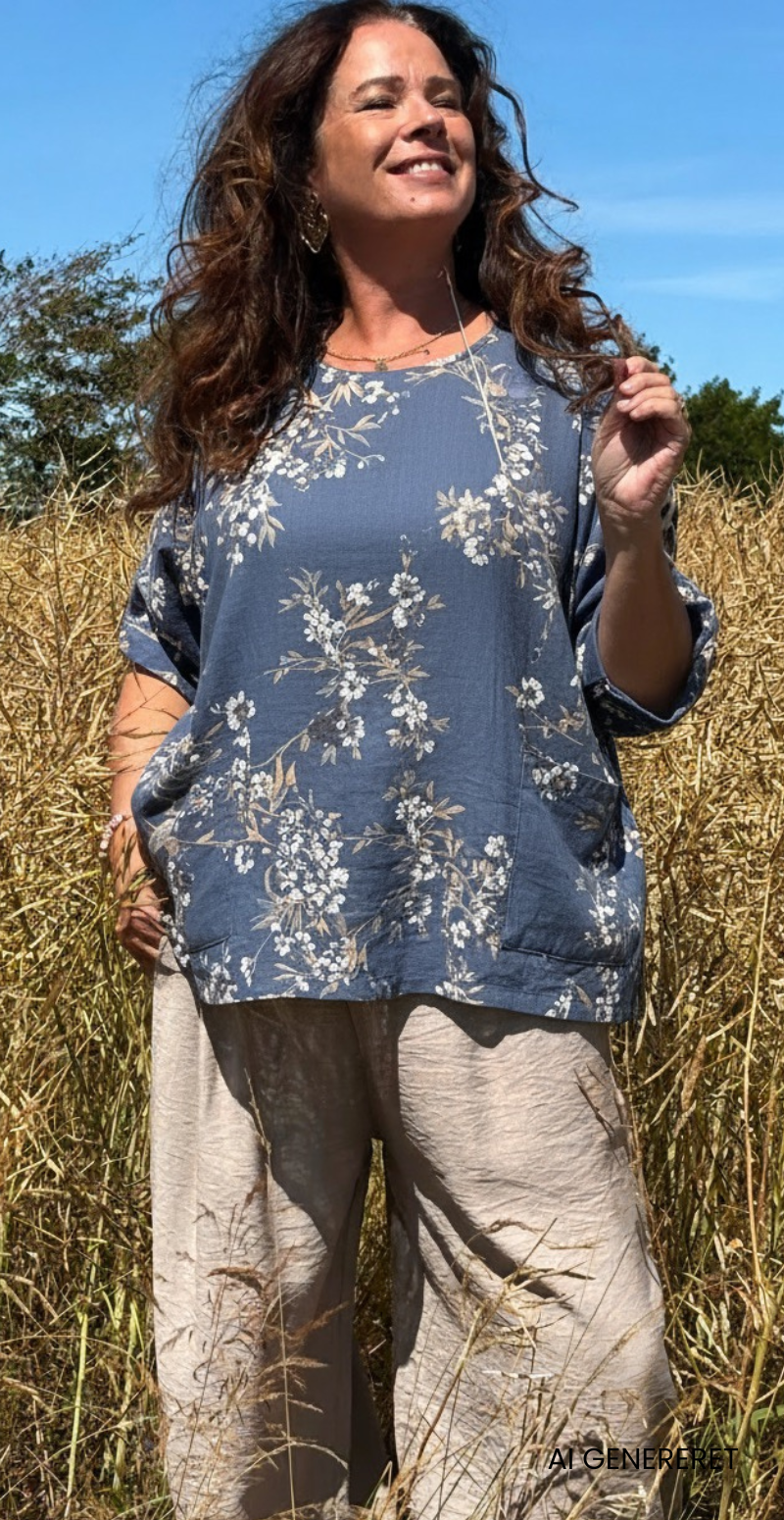 My bluse med blomsterprint og lommer fortil navy LikeLondon