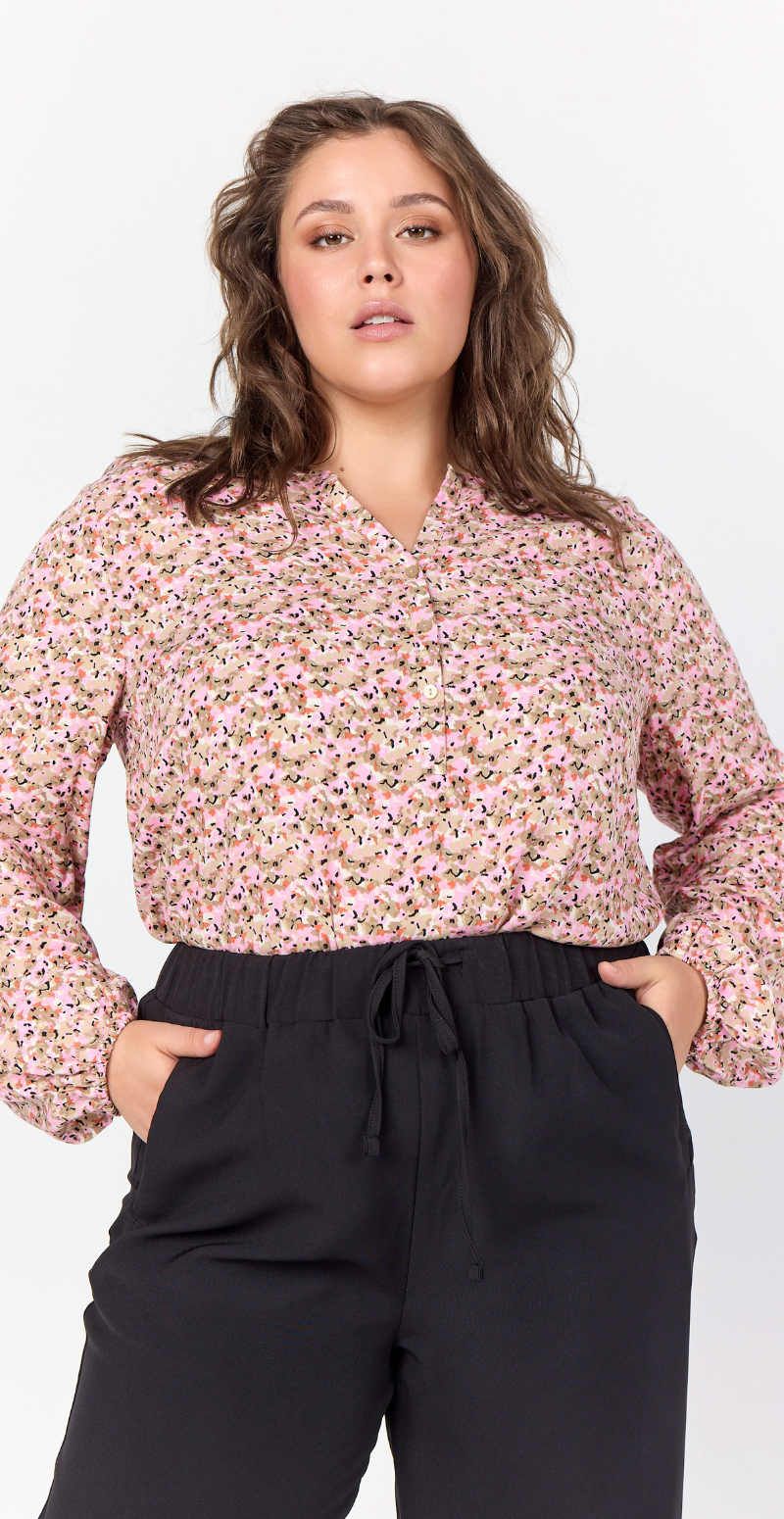 Bluse med split hals og print rosa