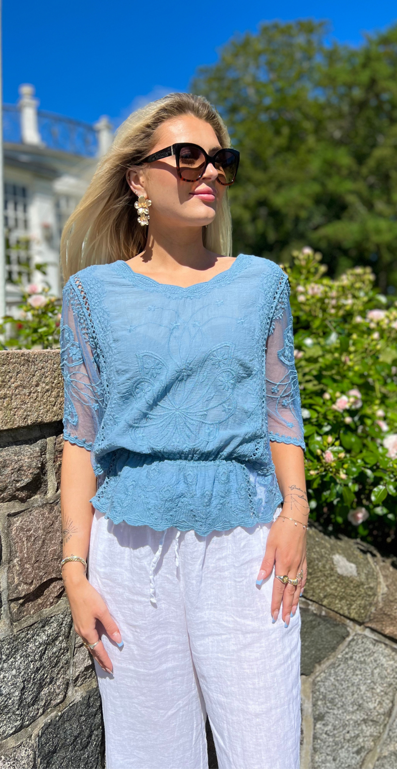 Lexi bluse med i taljen og flagermusærmer lysblå LikeLondon