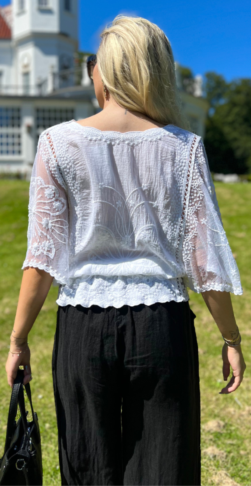 Lexi bluse med elastik i taljen og flagermusærmer hvid LikeLondon