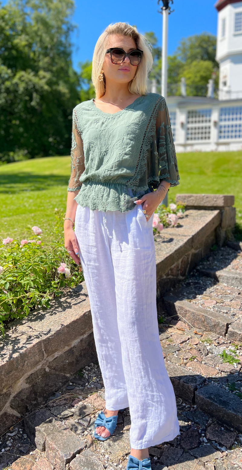 Lexi bluse med elastik i taljen og flagermusærmer khaki LikeLondon