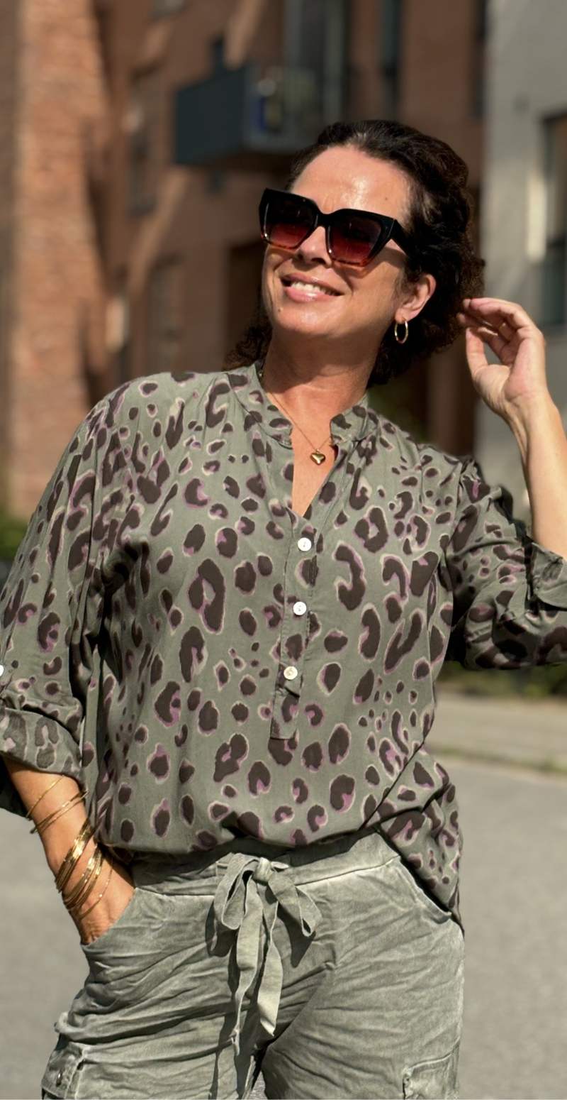 Judy bluse med stort leopardprint army LikeLondon