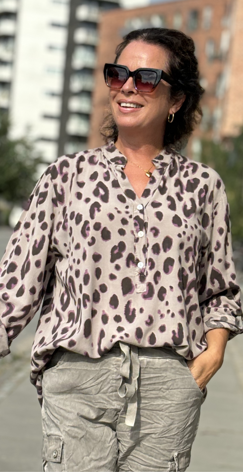 Judy bluse med stort leopardprint mocca LikeLondon