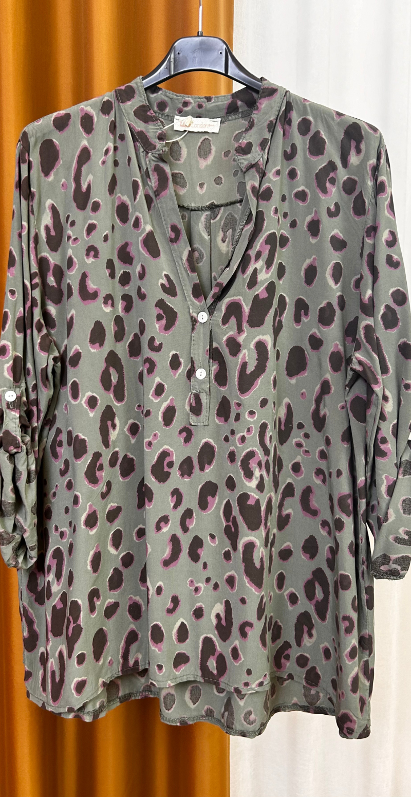 Judy bluse med stort leopardprint army LikeLondon