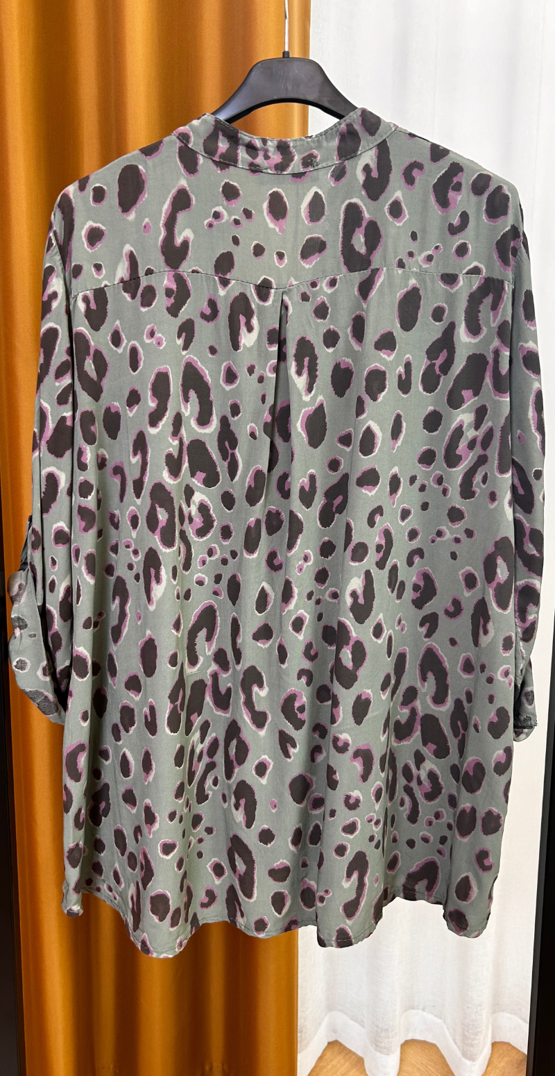 Judy bluse med stort leopardprint army LikeLondon