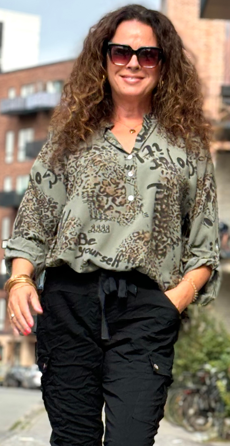 Judy bluse med småt leopardprint army LikeLondon