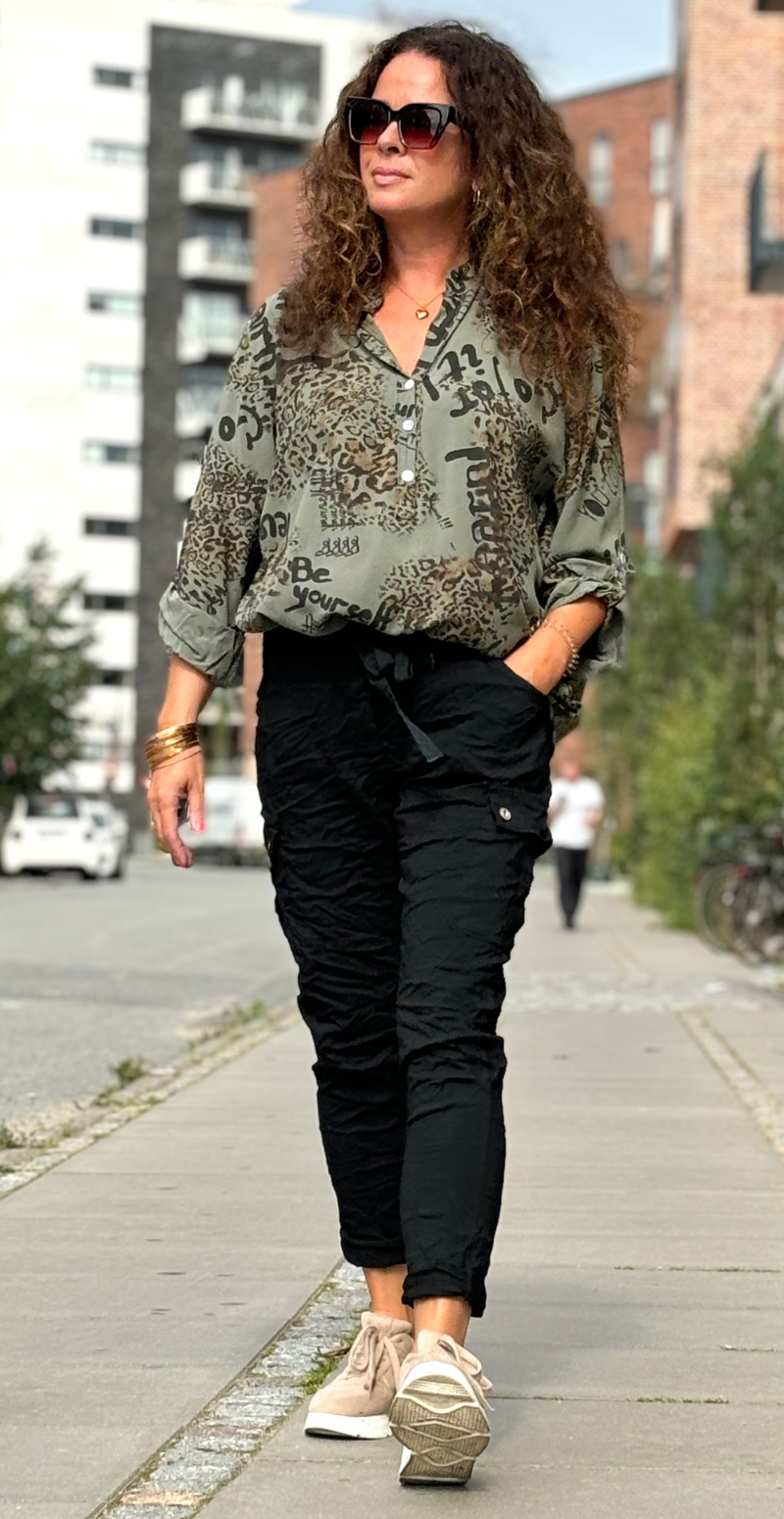 Judy bluse med småt leopardprint army LikeLondon