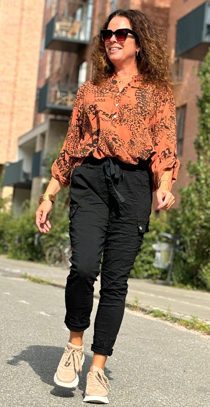 Judy bluse med småt leopardprint rust LikeLondon