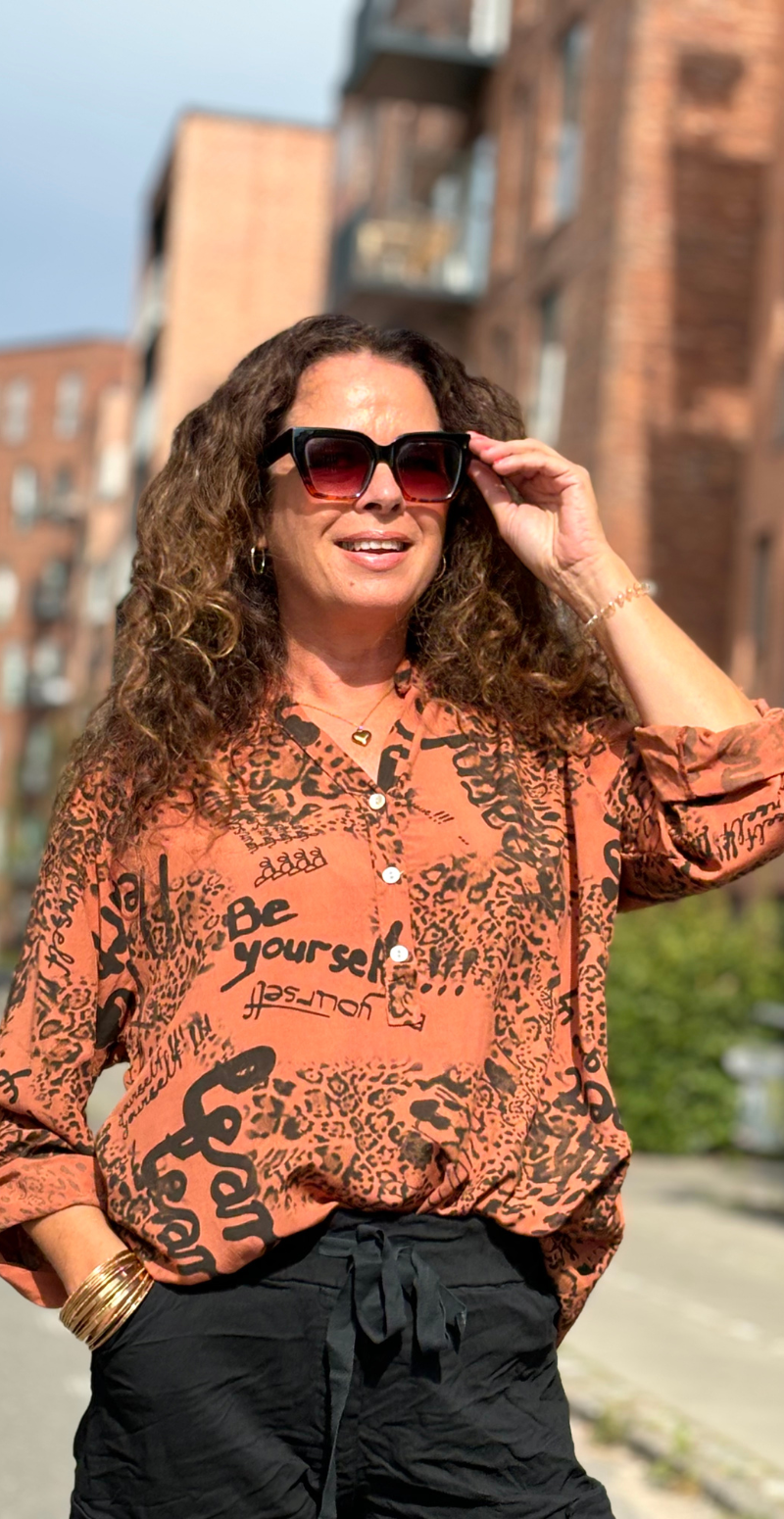 Judy bluse med småt leopardprint rust LikeLondon