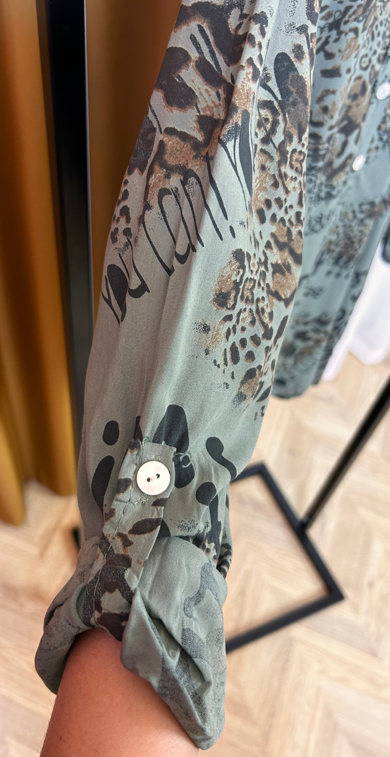 Judy bluse med småt leopardprint army LikeLondon