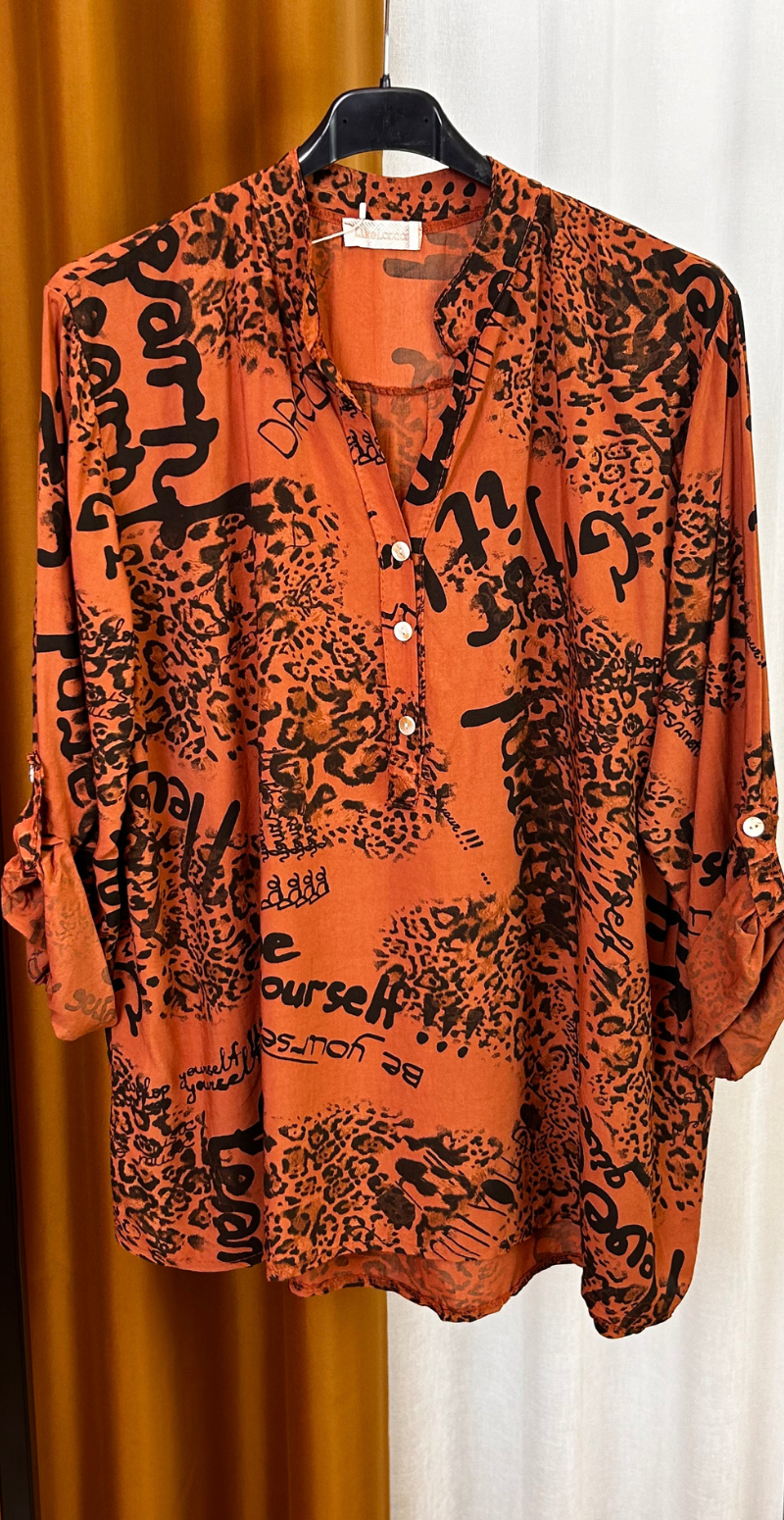 Judy bluse med småt leopardprint rust LikeLondon