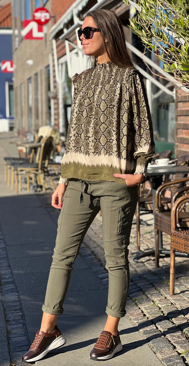 Irina bluse med høj hals og slangeprint army