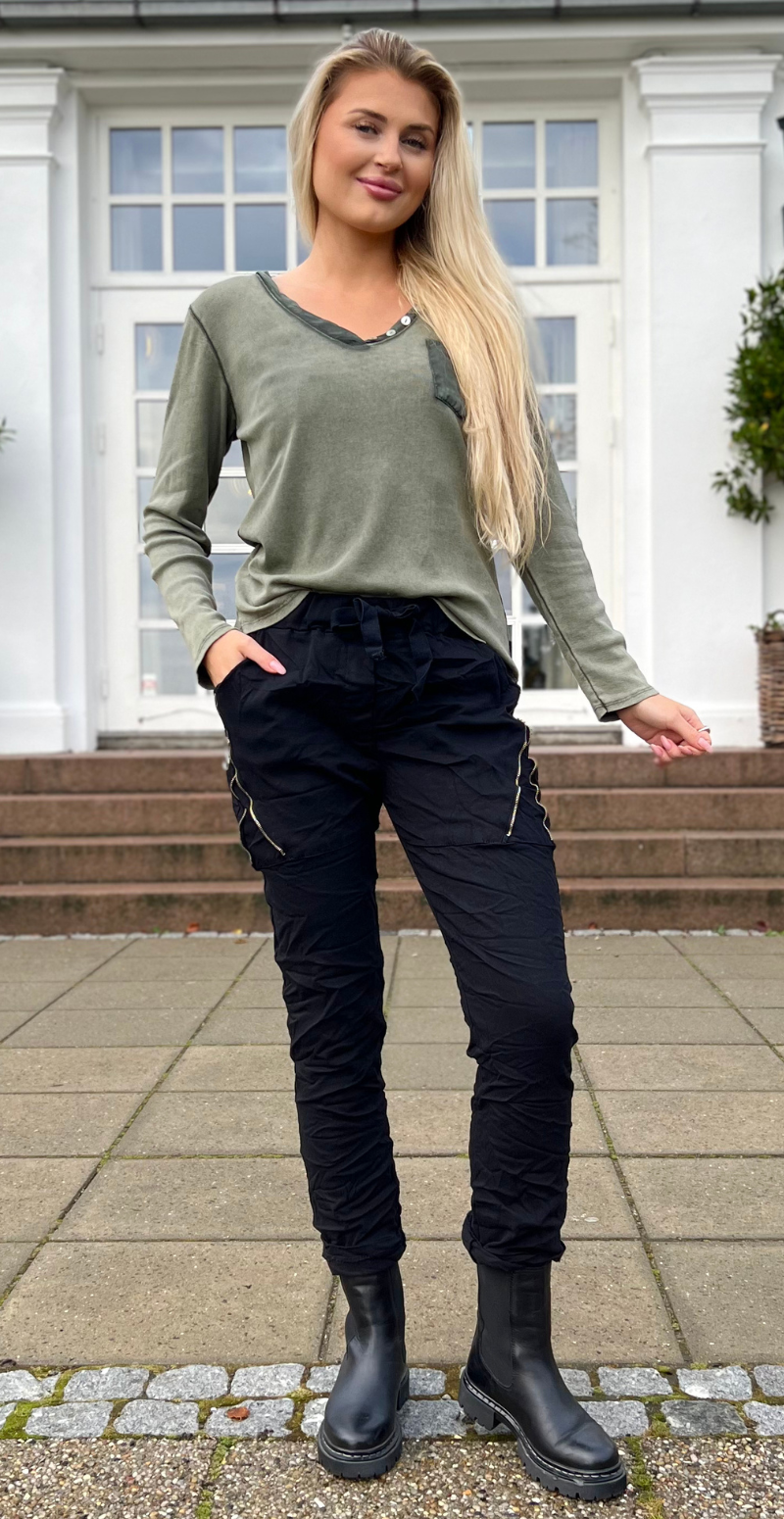 Susanne basisbluse med brystlomme og pynteknapper army