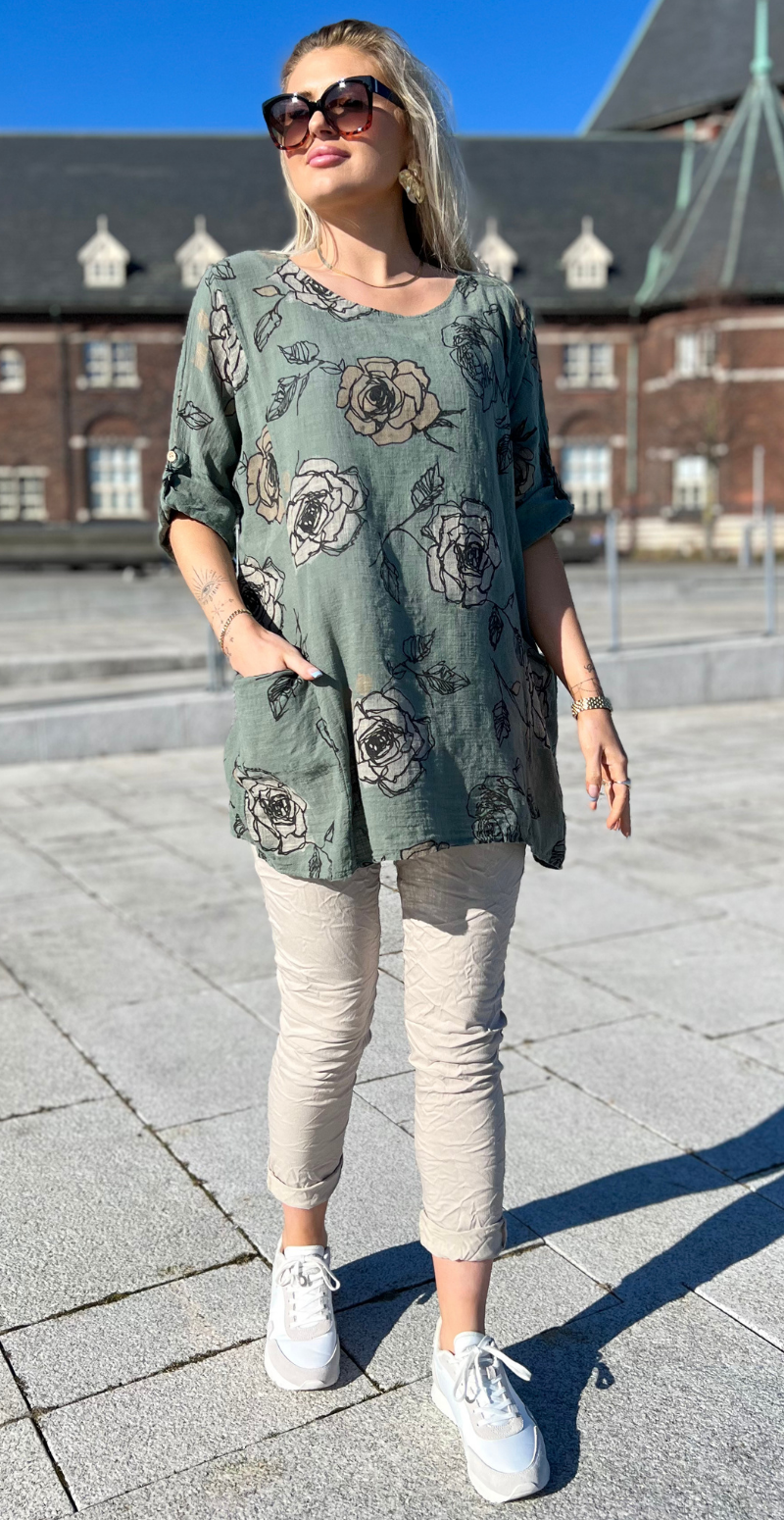 Elaine bluse med roser og lommer foran khaki