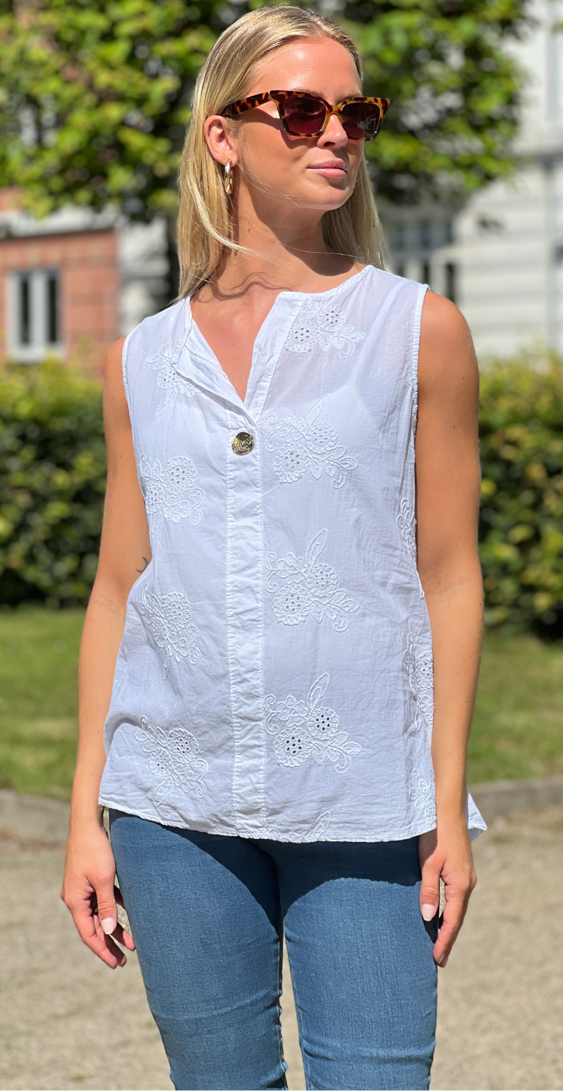 Vega ærmeløs bluse med broderi anglaise og bronzeknap hvid LikeLondon