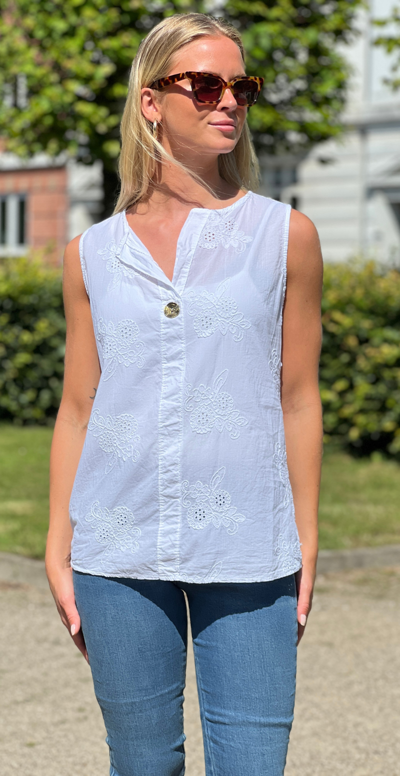 Vega ærmeløs bluse med broderi anglaise og bronzeknap hvid LikeLondon