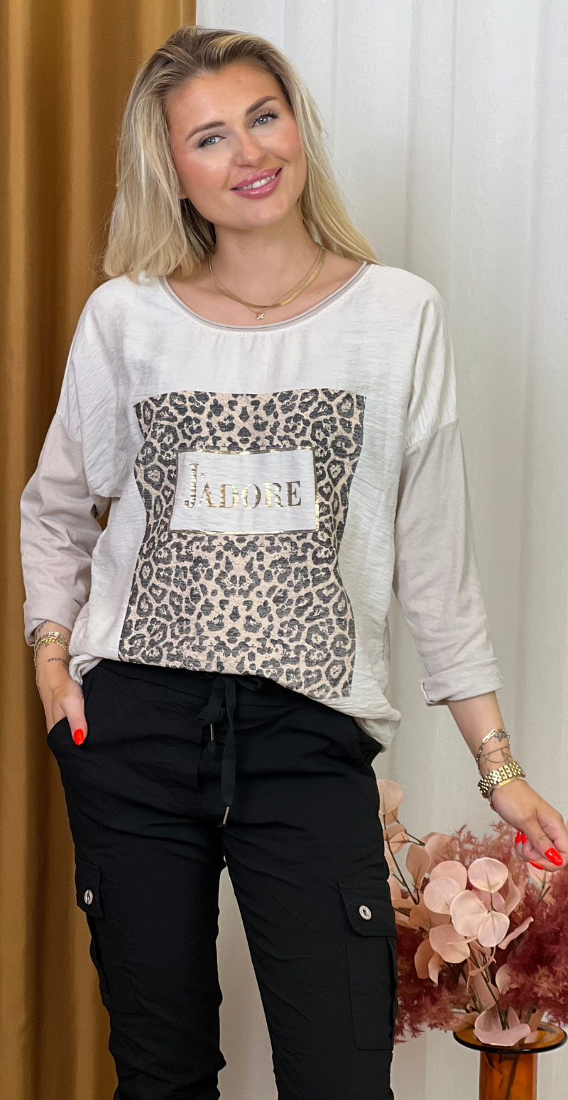 Christel bluse med leoprint og J'adore tekst beige