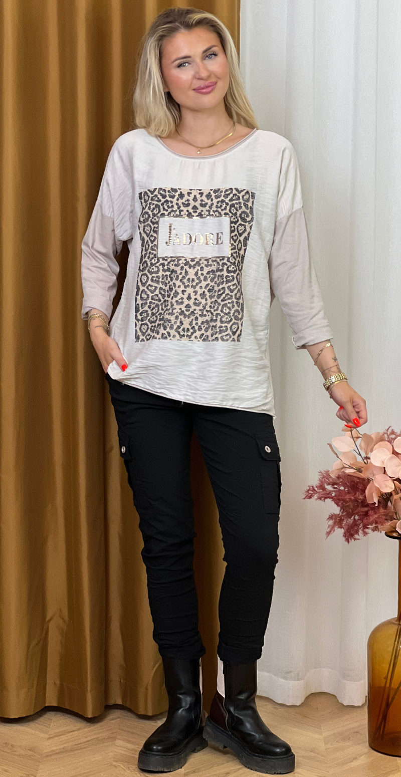 Christel bluse med leoprint og Jadore tekst beige