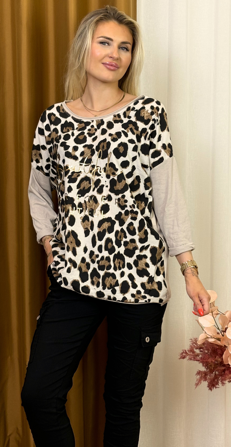 Christel bluse med leoprint og tekst beige