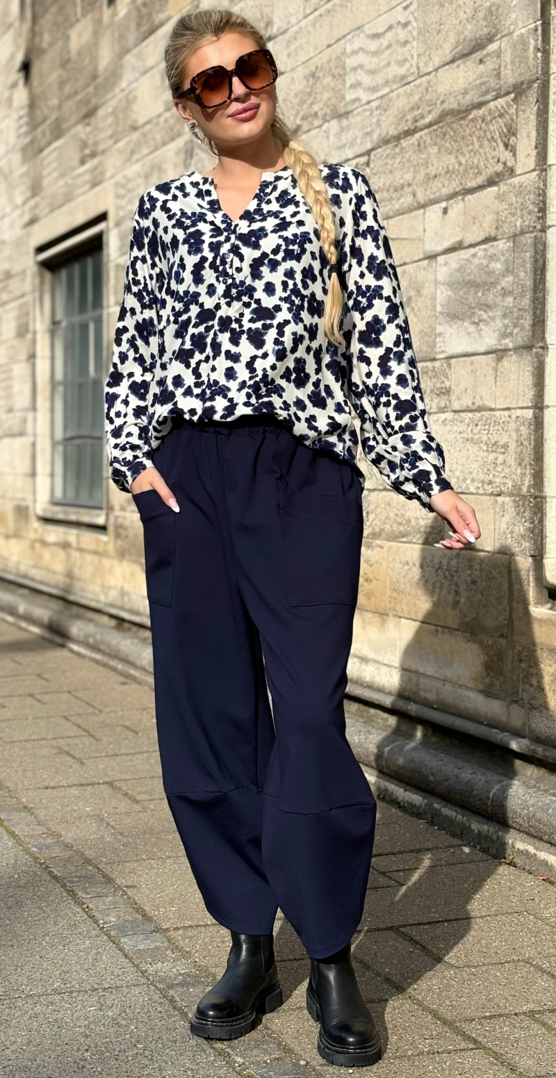 Nolla bluse med akvaral blomster moonbeam med navy